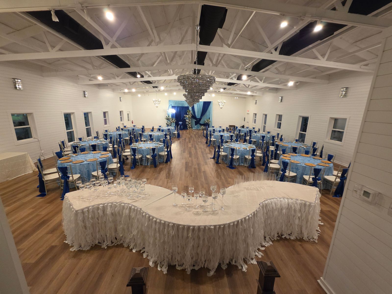 Grand ballroom reception with a serpentine head table