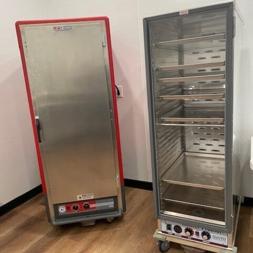 Mobile food warming cabinets